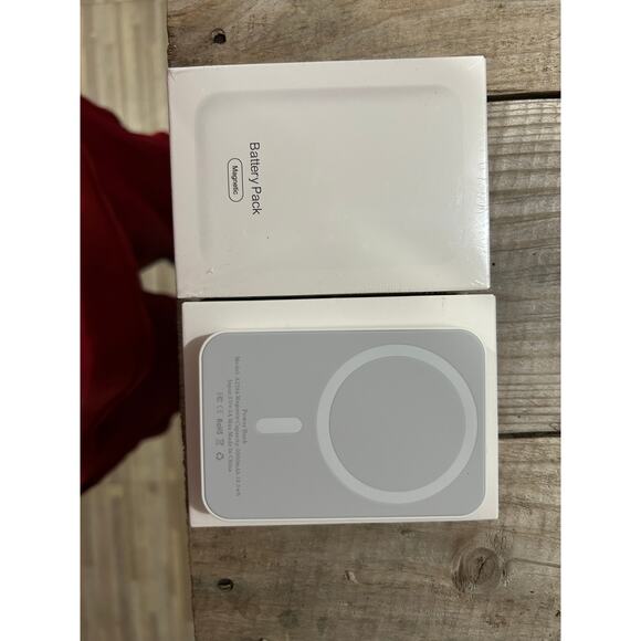 Wireless Portable Magnetic Charger Compatible for iPhone magsafe - Picture 2 of 4